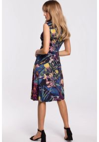 Sukienki.shop - Sukienka w kwiaty z kopertowym dekoltem granatowa. Okazja: na randkę, na urodziny, na imprezę. Kolor: niebieski. Materiał: dzianina, elastan, materiał. Wzór: kwiaty. Typ sukienki: kopertowe. Styl: elegancki, klasyczny. Długość: midi #3