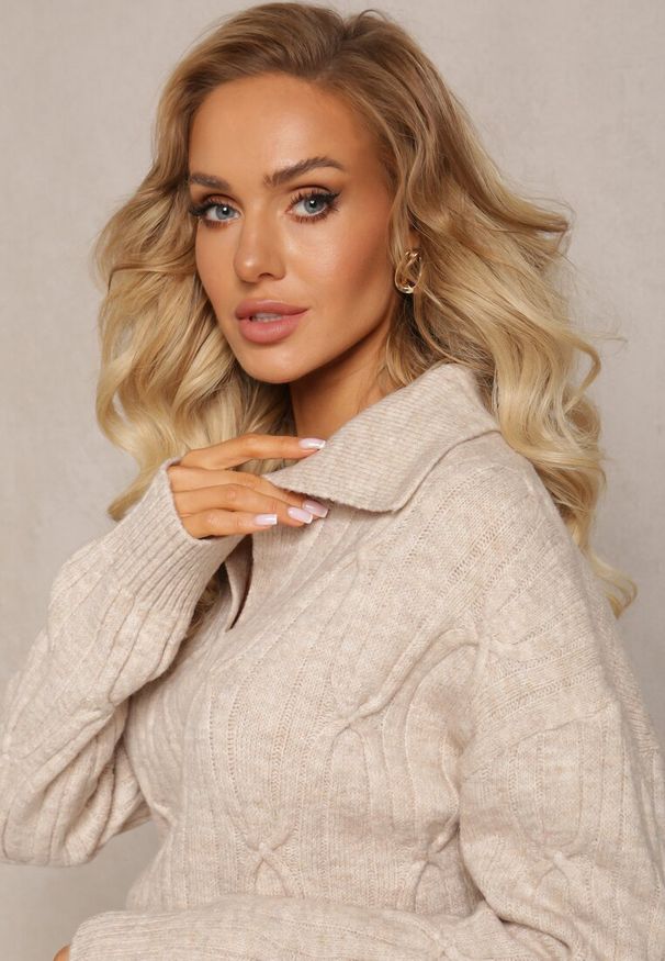 Renee - Beżowy Sweter z Dekoltem w Serek i Ozdobnym Splotem Travissa. Typ kołnierza: dekolt w serek. Kolor: beżowy. Wzór: ze splotem. Styl: elegancki
