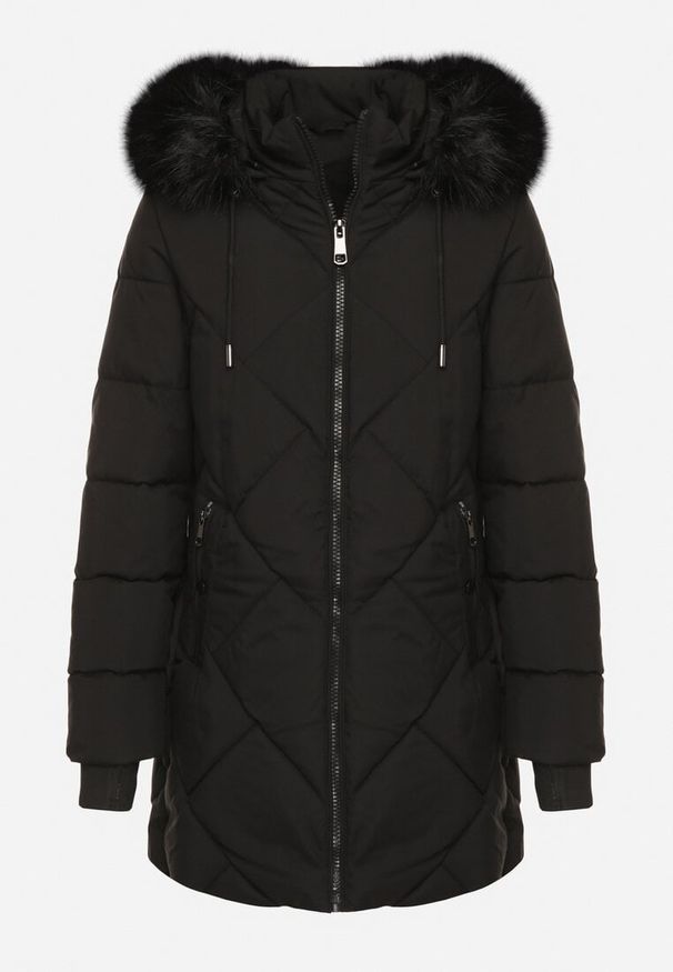 Born2be - Czarna Pikowana Kurtka z Kapturem z Futrem i Ściągaczami przy Rękawach Dacce. Okazja: na co dzień. Typ kołnierza: kaptur. Kolor: czarny. Materiał: futro. Styl: casual