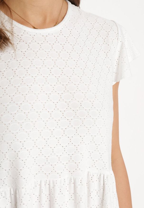 Born2be - Biała Sukienka Rozkloszowana z Wiązaniem na Plecach o Ażurowym Wykończeniu Floranella. Kolor: biały. Długość rękawa: krótki rękaw. Wzór: ażurowy. Sezon: lato. Styl: klasyczny