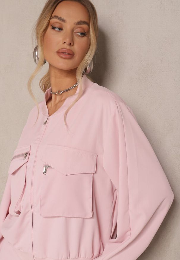 Renee - Różowy Komplet Dresowy Cargo Spodnie i Bluza Zdobiona Imitacją Kieszeni Nolhira. Kolor: różowy. Materiał: dresówka. Wzór: aplikacja