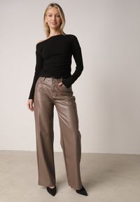 Born2be - Czarna Bluzka z Bawełną i Wiskozą Ozdobiona Marszczeniem Alexareo. Kolor: czarny. Materiał: wiskoza, bawełna. Wzór: aplikacja #5