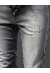 GUNS & TUXEDOS - Szare jeansy z przetarciami Wolf. Kolor: szary. Styl: elegancki #4