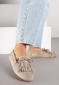 Renee - Ciemnobeżowe Mokasyny z Kokardą i Frędzlami Ivandellia. Okazja: na co dzień. Kolor: beżowy. Materiał: jeans. Styl: klasyczny, casual