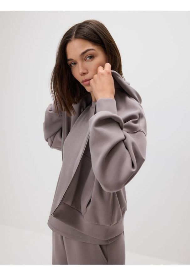 Reserved - Oversizowa bluza - brązowy. Kolor: brązowy. Materiał: dzianina. Wzór: gładki