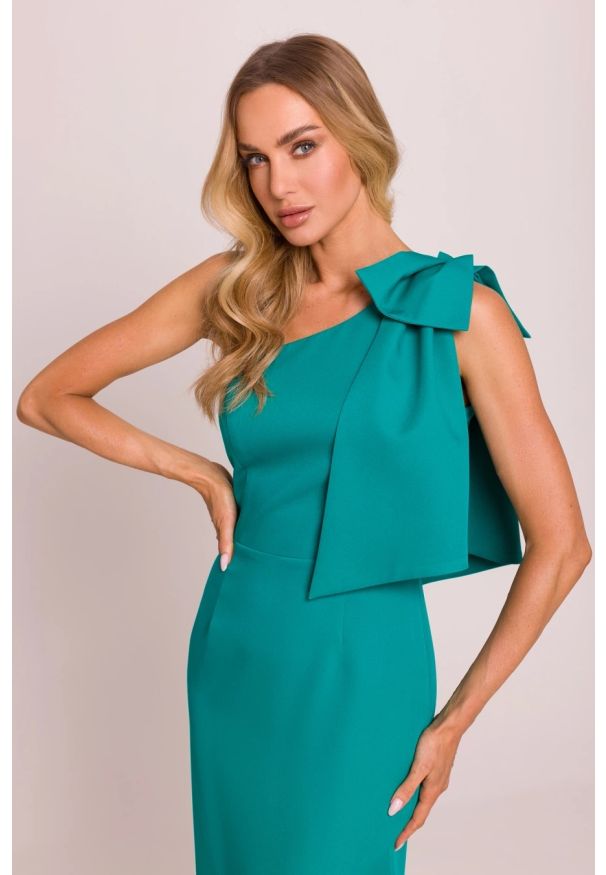 MOE - Elegancka sukienka ołówkowa na jedno ramię z kokardą turkus. Okazja: na wesele, na ślub cywilny, na imprezę. Typ kołnierza: kokarda. Materiał: materiał, elastan. Typ sukienki: ołówkowe. Styl: elegancki. Długość: midi
