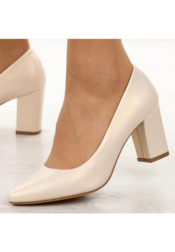 Beżowe perłowe czółenka damskie na słupku Sergio Leone Pb414. Kolor: beżowy. Materiał: skóra. Obcas: na słupku