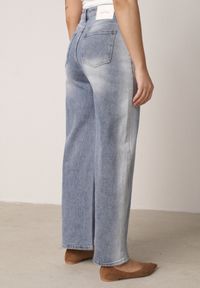 Born2be - Niebieskie Bawełniane Jeansy Balloon z Asymetrycznym Zapięciem i Wysokim Stanem Evile. Okazja: na co dzień. Stan: podwyższony. Kolor: niebieski. Styl: casual, elegancki #6