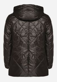 Born2be - Czarna Kurtka z Odpinanym Kapturem i Ozdobnym Pikowaniem Xalseli. Okazja: na co dzień, na spacer. Kolekcja: plus size. Kolor: czarny. Materiał: jeans. Styl: klasyczny, casual, elegancki #3