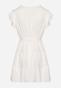 Born2be - Biała Kopertowa Sukienka Ozdobiona Falbanami i Paskiem Liliessa. Okazja: na co dzień. Typ kołnierza: dekolt w kształcie V. Kolor: biały. Wzór: aplikacja. Typ sukienki: kopertowe. Styl: elegancki, casual, klasyczny #4