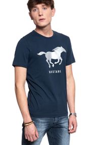 Mustang - MUSTANG T SHIRT Print Tee DRESS BLUES 1008718 5334. Kolor: niebieski. Wzór: nadruk #3