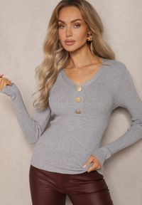 Renee - Szary Prążkowany Sweter z Bawełną i Guzikami Mirisia. Okazja: na co dzień, na spotkanie biznesowe, do pracy. Typ kołnierza: dekolt w kształcie V. Kolor: szary. Materiał: bawełna, prążkowany. Styl: biznesowy, casual, elegancki #2