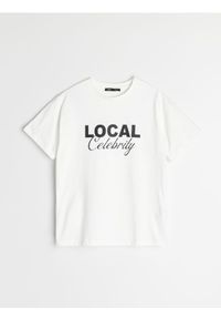 Sinsay - Bawełniana koszulka z krótkim rękawem i napisem - kremowy. Kolor: kremowy. Materiał: bawełna. Długość rękawa: krótki rękaw. Długość: krótkie. Wzór: napisy #1