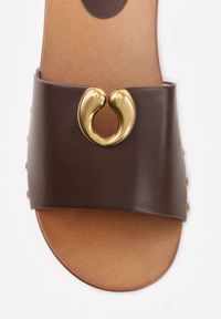 Born2be - Brązowe Klapki z Metaliczną Ozdobą i Nitami Noriche. Okazja: na co dzień. Kolor: brązowy. Wzór: aplikacja. Styl: casual, klasyczny #4