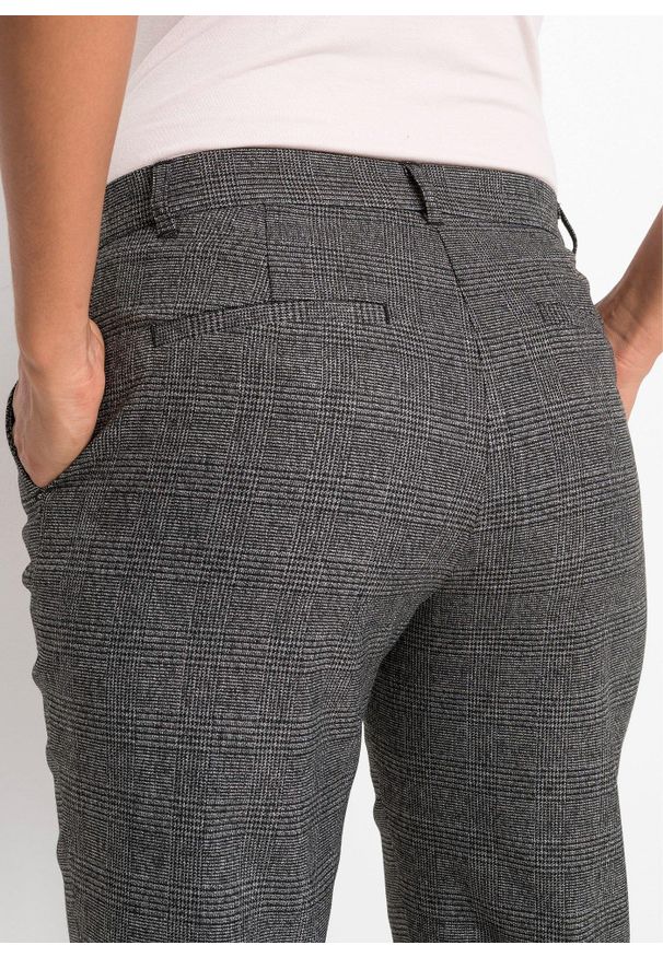 bonprix - Spodnie chinosy w kratę. Kolor: czarny. Styl: elegancki
