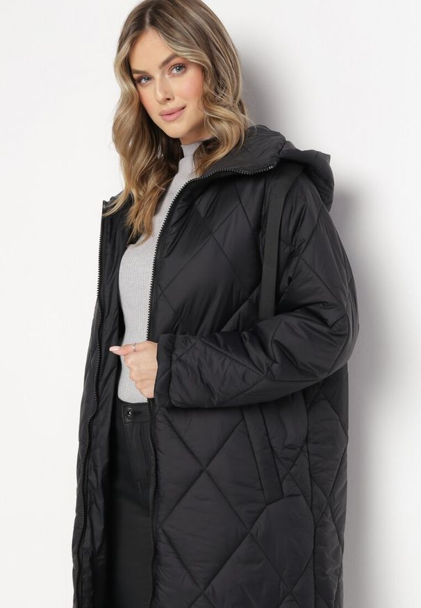 Born2be - Czarna Długa Kurtka Pikowana Płaszcz z Nieodpinanym Kapturem Rordanos. Kolor: czarny. Długość rękawa: długi rękaw. Długość: długie