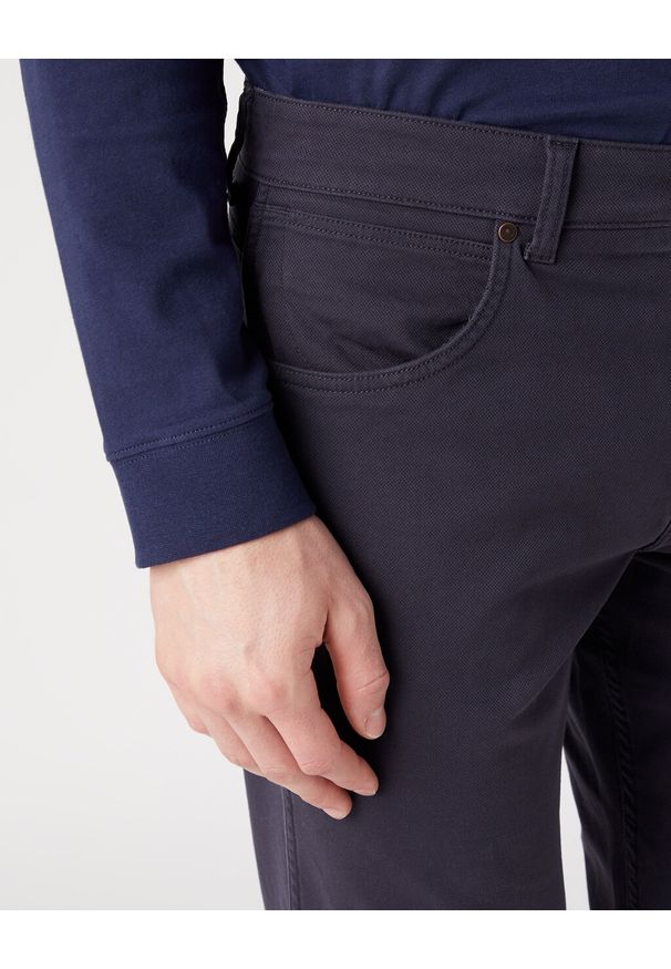 Wrangler - WRANGLER MESKIE SPODNIE MATERIAŁOWE MATERIAŁ GREENSBORO DARK NAVY W15QLNXAE. Materiał: materiał
