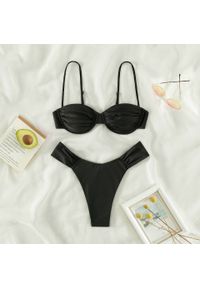 Intica - Strój kąpielowy bikini z regulowanym stanikiem i trójkątnymi figami Aleah. Kolor: czarny. Materiał: materiał
