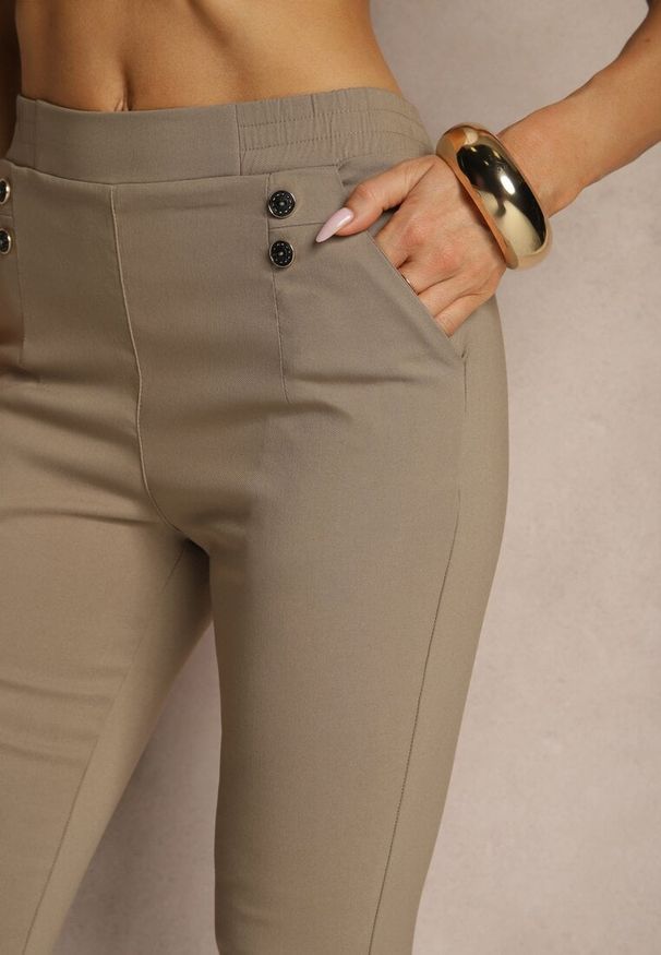 Renee - Ciemnobeżowe Spodnie z Wiskozą High Waist z Ozdobnymi Guzikami Redillia. Okazja: na spotkanie biznesowe, na co dzień. Stan: podwyższony. Kolor: beżowy. Materiał: wiskoza. Styl: elegancki, biznesowy, klasyczny, casual