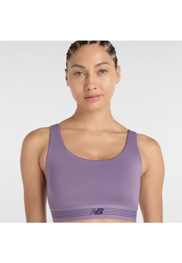Biustonosz do treningu New Balance AC WB61Q0QKAA5 – fioletowy. Kolor: fioletowy. Materiał: materiał, tkanina, poliester. Rodzaj stanika: push-up, wyciągane miseczki. Sport: fitness