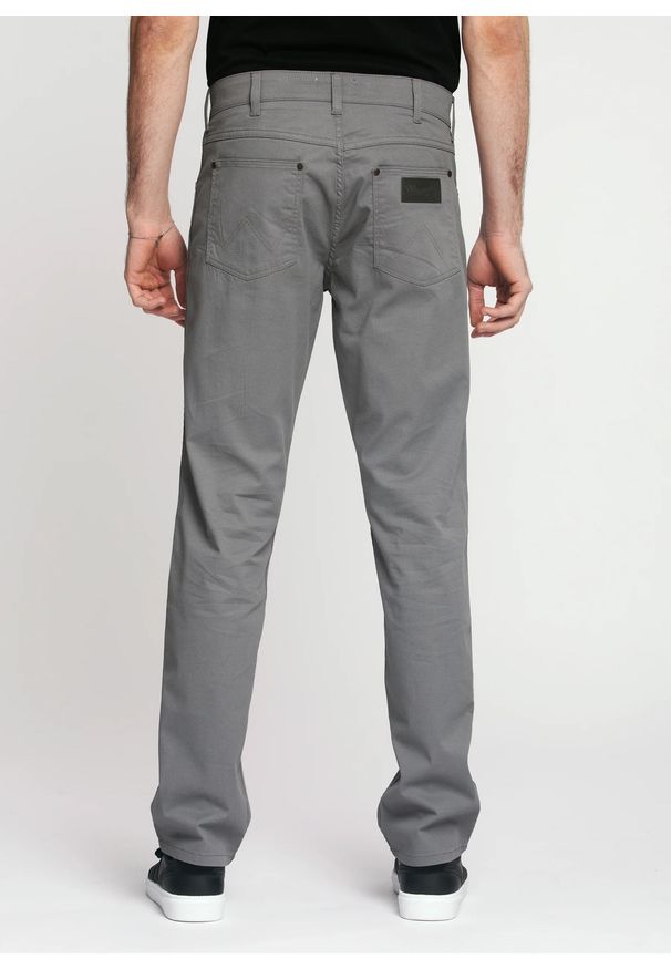 Wrangler - WRANGLER GREENSBORO MĘSKIE SPODNIE MATERIAŁOWE IRON GREY W15QNDM16 112338192