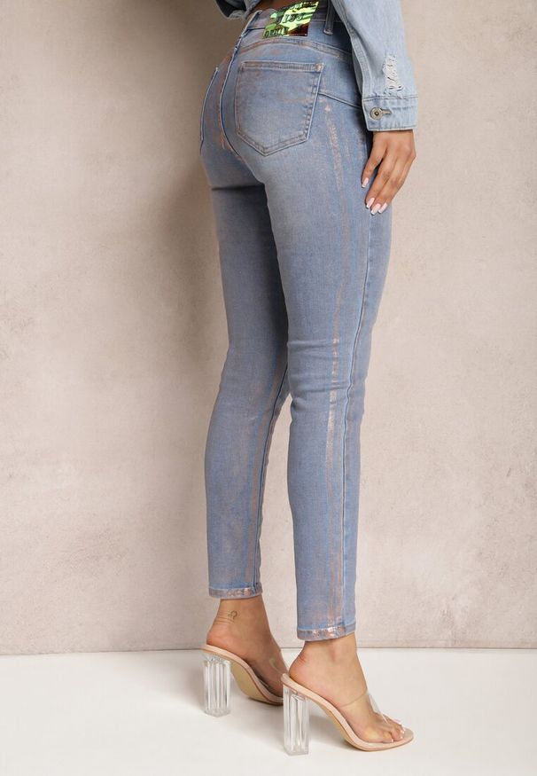 Renee - Jasnoniebieskie Jeansy Skinny z Przejaśnieniami ze Złotej Farby Tilacema. Okazja: na co dzień. Kolor: niebieski. Styl: wizytowy, elegancki, casual