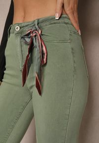 Renee - Ciemnozielone Spodnie Skinny z Wysokim Stanem i Ozdobną Chustką Hyadia. Okazja: na co dzień. Stan: podwyższony. Kolor: zielony. Styl: casual