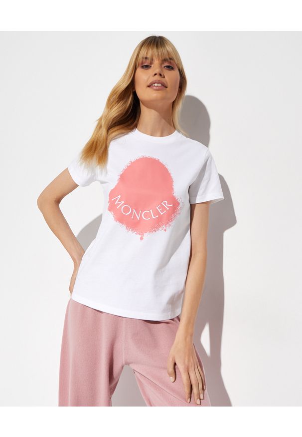 MONCLER - Koszulka z różowym logo. Kolor: biały. Materiał: bawełna. Wzór: haft, nadruk