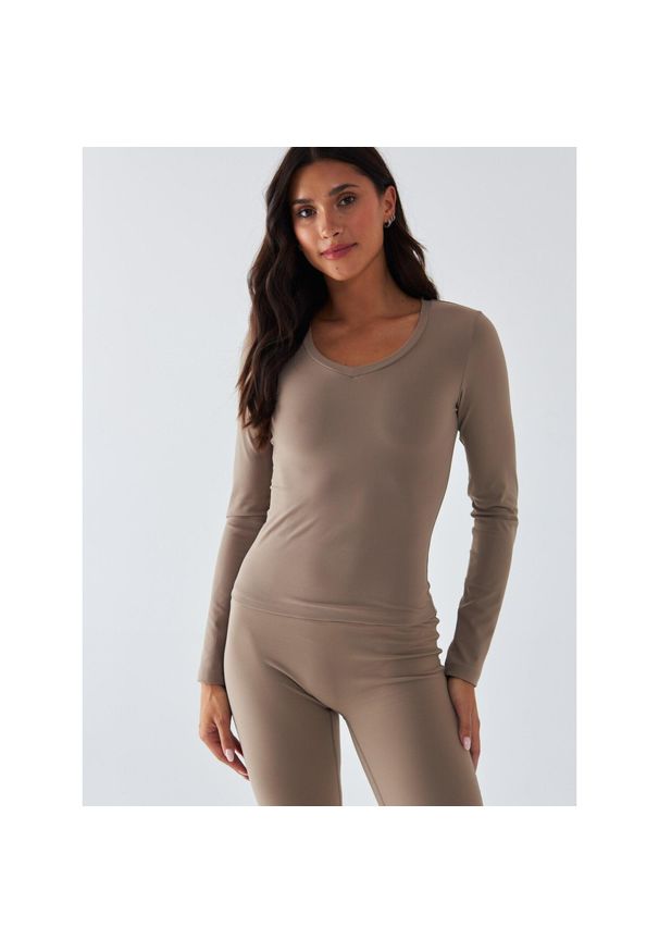 BESHAPED - Longsleeve Sportowy BeShaped Morning Dew. Kolor: beżowy. Materiał: nylon, elastan. Długość rękawa: długi rękaw. Sport: fitness