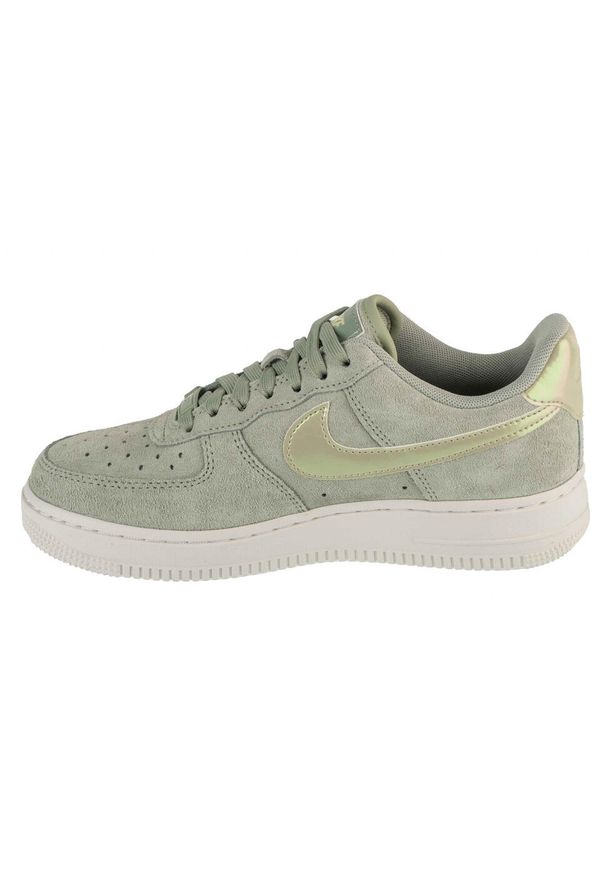 Nike - Buty sportowe Sneakersy damskie, W Air Force 1 07 SE. Kolor: zielony. Model: Nike Air Force. Sport: turystyka piesza