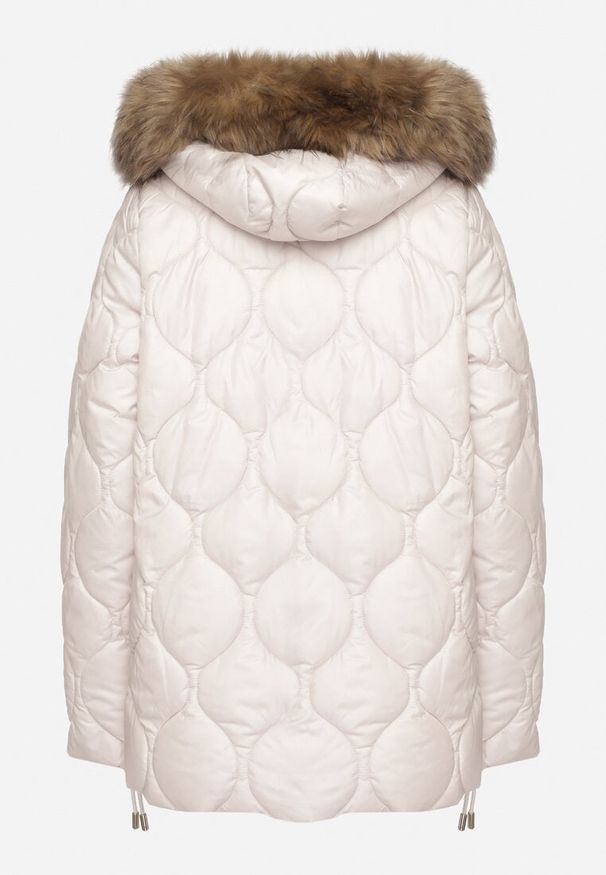 Born2be - Beżowa Pikowana Kurtka z Odpinanym Kapturem i Futrem Ravira. Okazja: na co dzień. Kolor: beżowy. Materiał: futro. Styl: klasyczny, elegancki, casual