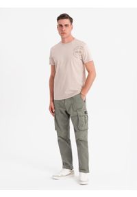 Ombre Clothing - Męska bawełniana koszulka z nadrukiem w militarnym stylu – beżowa V1 - Rozmiar: L. Okazja: na co dzień. Kolor: beżowy. Materiał: bawełna. Wzór: moro, nadruk. Styl: militarny