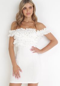 Born2be - Biała Dopasowana Sukienka Mini z Falbanką Udirda. Kolor: biały. Długość rękawa: na ramiączkach. Długość: mini #1