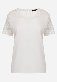 Born2be - Biała Bluzka Ozdobiona Ażurowymi Rękawkami Kelnila. Okazja: na co dzień, do pracy. Kolor: biały. Materiał: jeans. Długość rękawa: krótki rękaw. Długość: długie. Wzór: ażurowy, aplikacja. Styl: casual, klasyczny, elegancki #2