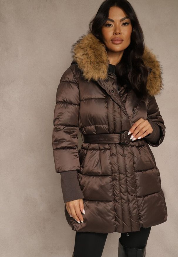 Renee - Brązowa Pikowana Kurtka z Paskiem i Kapturem z Futerkiem Lilittia. Kolor: brązowy. Materiał: futro. Sezon: zima. Styl: elegancki