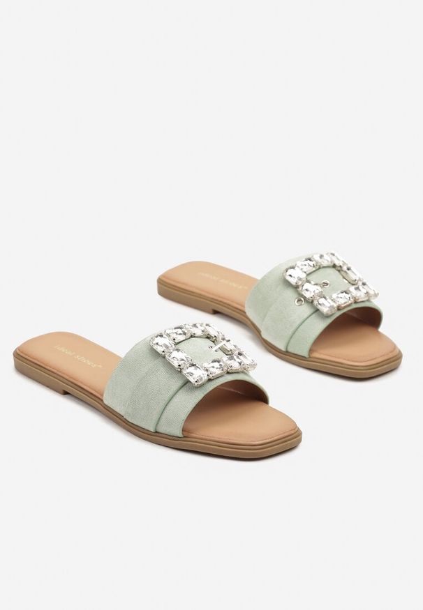 Renee - Jasnozielone Klapki z Metaliczną Ozdobą Amoella. Okazja: na co dzień. Kolor: zielony. Materiał: jeans. Wzór: aplikacja. Styl: elegancki, casual