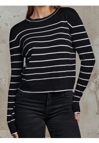 Sinsay - Sweter w paski z okrągłym dekoltem - czarny. Kolor: czarny. Wzór: paski #1
