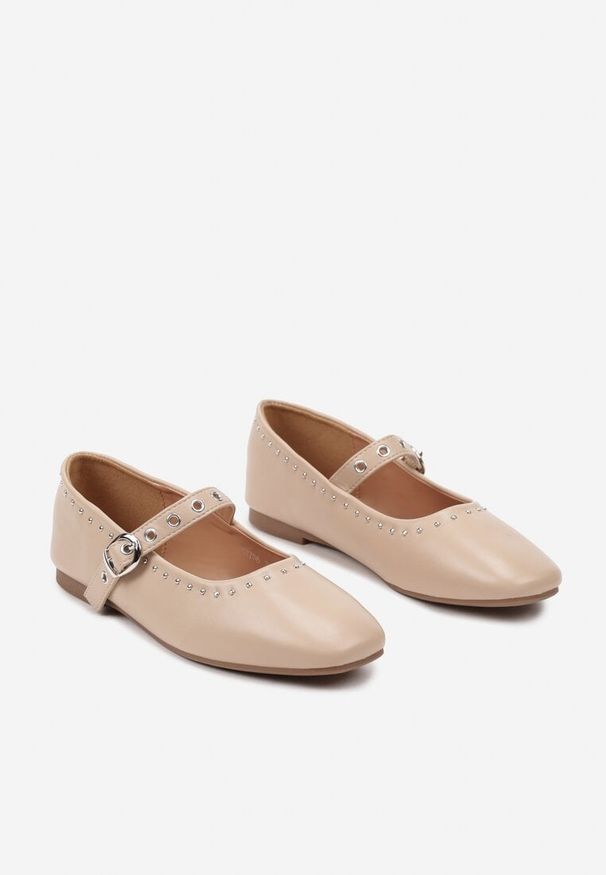 Born2be - Beżowe Płaskie Balerinki w Stylu Mary Jane Ozdobione Ćwiekami Biandra. Okazja: na spotkanie biznesowe. Zapięcie: pasek. Kolor: beżowy. Materiał: jeans. Wzór: aplikacja. Styl: biznesowy, klasyczny, rockowy, elegancki