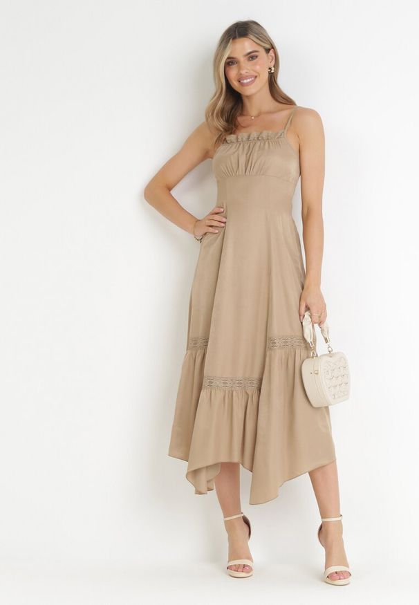 Born2be - Beżowa Maxi Rozkloszowana Sukienka ze Zdobieniami z Koronki i Troczkiem Elenime. Kolor: beżowy. Materiał: koronka. Długość rękawa: na ramiączkach. Wzór: aplikacja, koronka. Długość: maxi