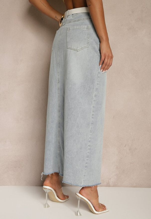 Renee - Jasnoniebieska Spódnica Jeansowa o Ołówkowym Kroju Zdobiona Rozcięciem Lisovira. Stan: podwyższony. Kolor: niebieski. Materiał: jeans. Wzór: aplikacja. Styl: elegancki