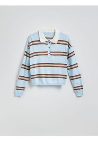 Reserved - Sweter polo w paski - jasnoniebieski. Typ kołnierza: polo. Kolor: niebieski. Materiał: dzianina, wiskoza. Wzór: paski