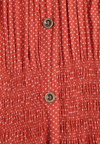 Renee - Czerwona Sukienka Kilroy. Kolor: czerwony. Długość rękawa: bez rękawów. Sezon: lato. Typ sukienki: rozkloszowane. Styl: boho. Długość: maxi #6