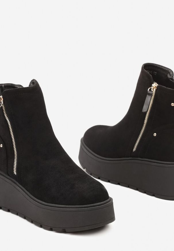 Renee - Czarne Botki na Koturnie z Ozdobnym Suwakiem z Boku Linneasia. Okazja: na co dzień. Kolor: czarny. Materiał: jeans. Obcas: na koturnie. Styl: casual, elegancki