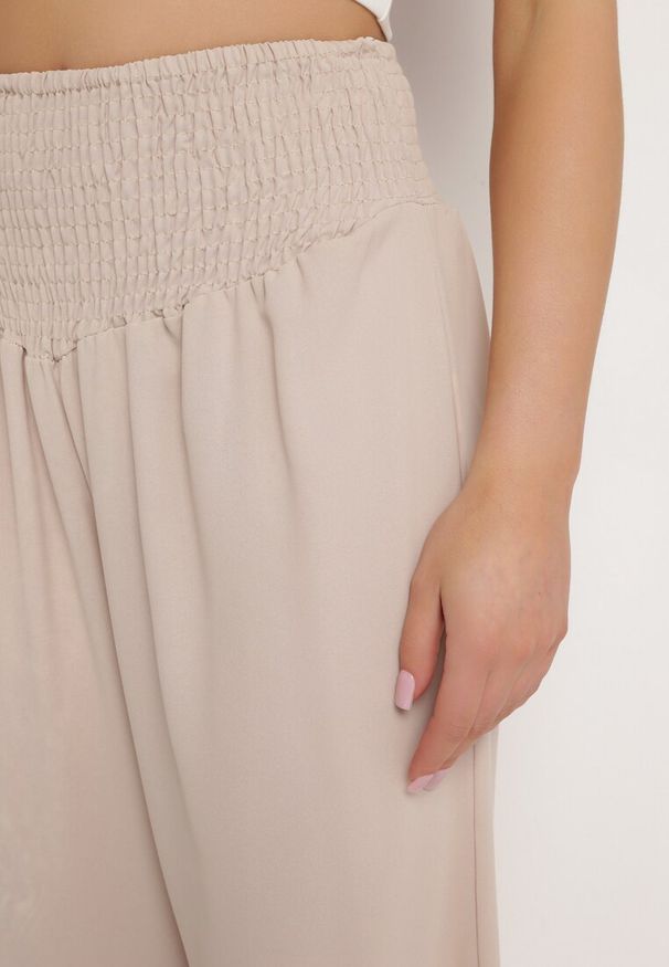 Born2be - Beżowe Spodnie z Prostą Nogawką i Marszczoną Gumką w Pasie Perdila. Kolor: beżowy. Sezon: lato