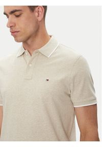 TOMMY HILFIGER - Tommy Hilfiger Polo MW0MW33140 Beżowy Regular Fit. Typ kołnierza: polo. Kolor: beżowy. Materiał: bawełna #4