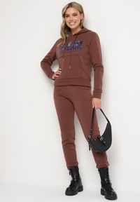 Born2be - Brązowy Ocieplany Komplet Dresowy z Bawełny Joggery i Bluza z Kapturem i Nadrukiem Filola. Kolor: brązowy. Materiał: dresówka, bawełna. Wzór: nadruk