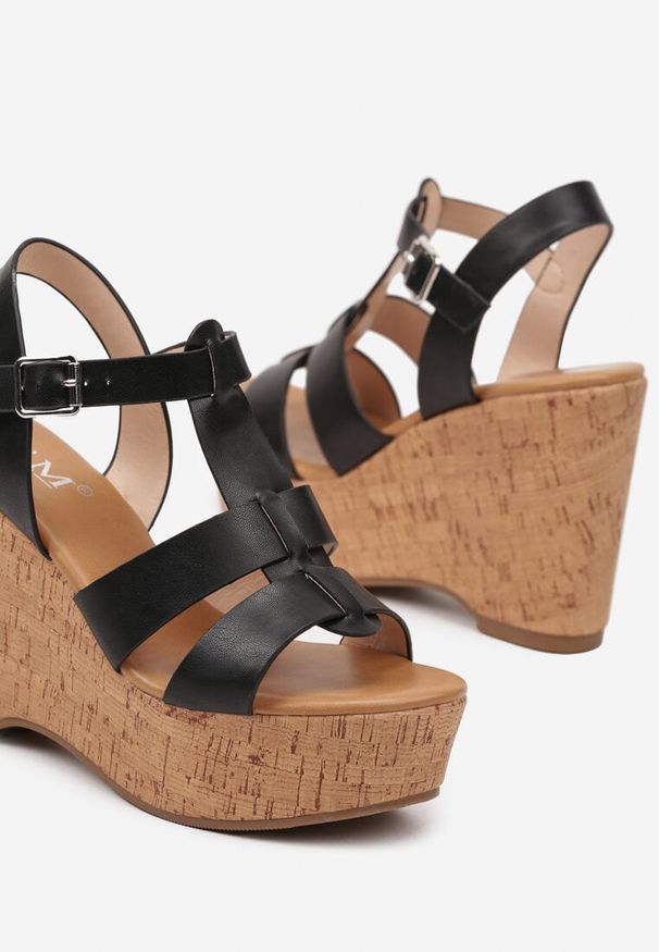 Renee - Czarne Sandały Boho na Koturnie w Stylu Drewniaków Lorria. Okazja: na co dzień. Nosek buta: otwarty. Zapięcie: sprzączka. Kolor: czarny. Materiał: len. Sezon: lato. Obcas: na koturnie. Styl: boho