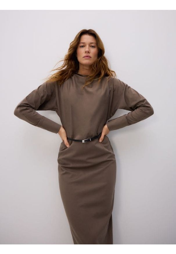 Reserved - Sukienka z paskiem - beżowy. Kolor: beżowy. Materiał: bawełna, tkanina. Wzór: gładki