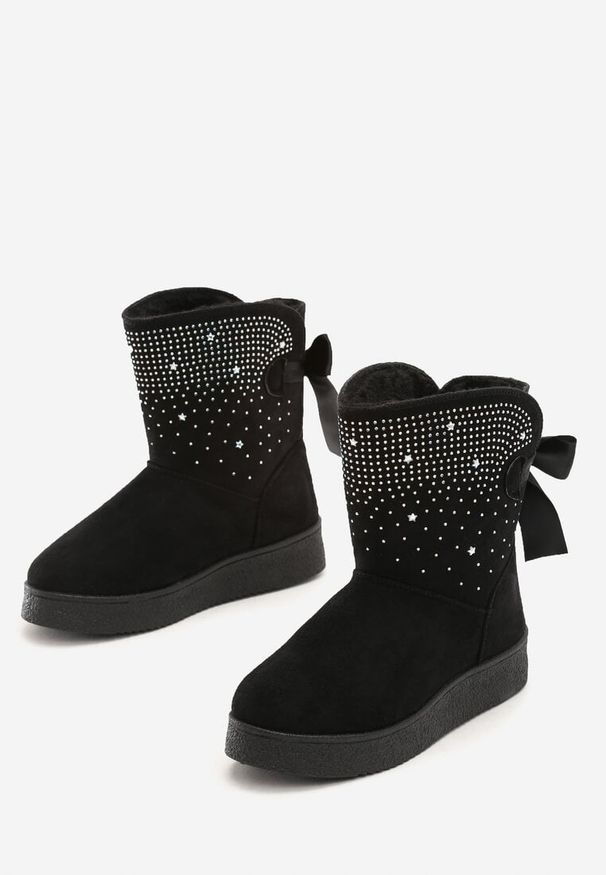 Renee - Czarne Śniegowce Susitna. Nosek buta: okrągły. Zapięcie: bez zapięcia. Kolor: czarny. Szerokość cholewki: normalna. Wzór: aplikacja. Wysokość cholewki: przed kolano. Materiał: satyna, materiał, futro. Sezon: zima. Styl: glamour