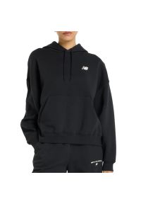 Bluza New Balance WT51518BK - czarna. Okazja: na co dzień. Typ kołnierza: kaptur. Kolor: czarny. Materiał: dresówka, bawełna, prążkowany, poliester. Wzór: napisy. Styl: klasyczny, casual